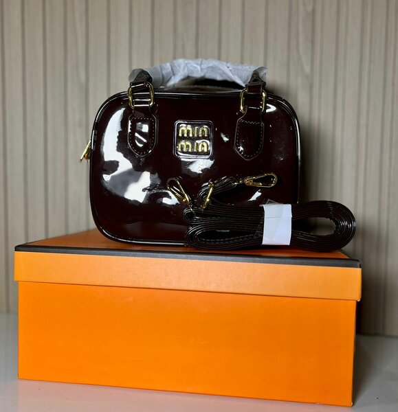 Mini sac à main marron verni