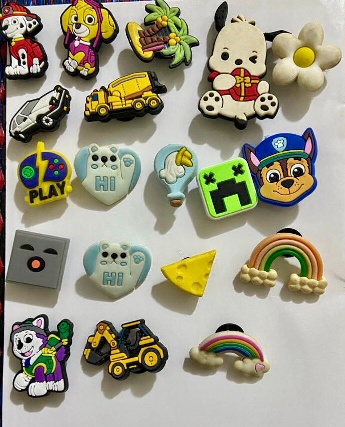 Pins en caoutchouc décoratifs