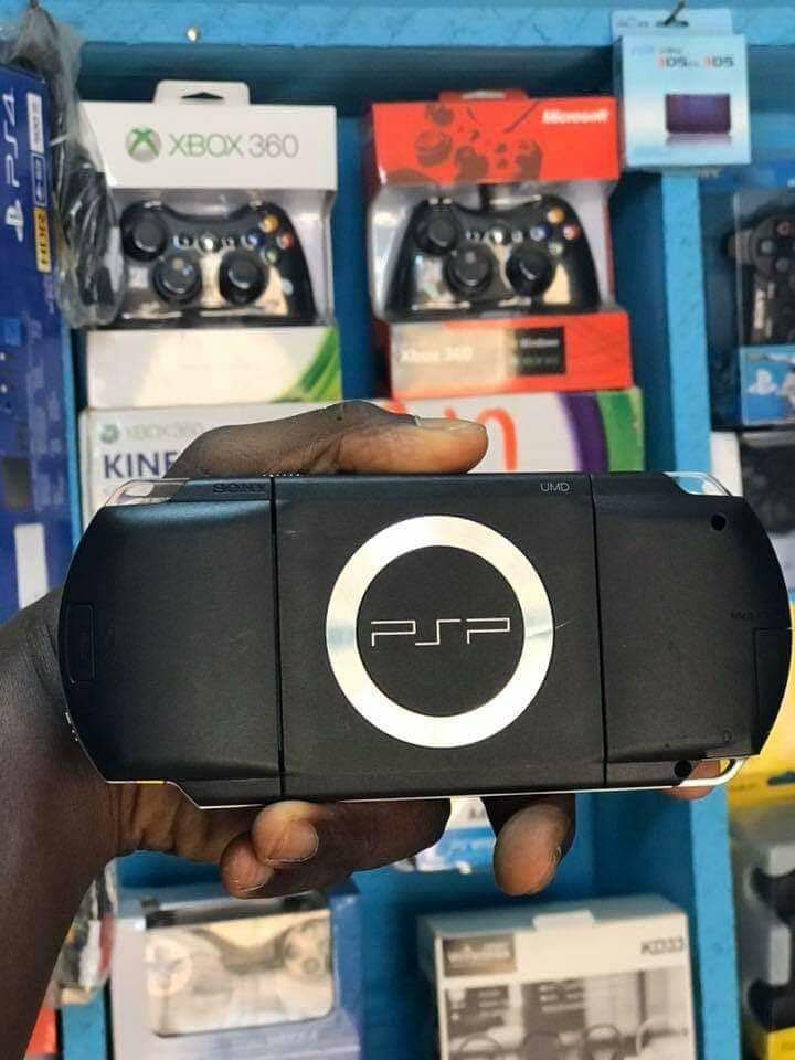 PSP QUASI NEUF AVEC 30JEUX INSTALLÉ