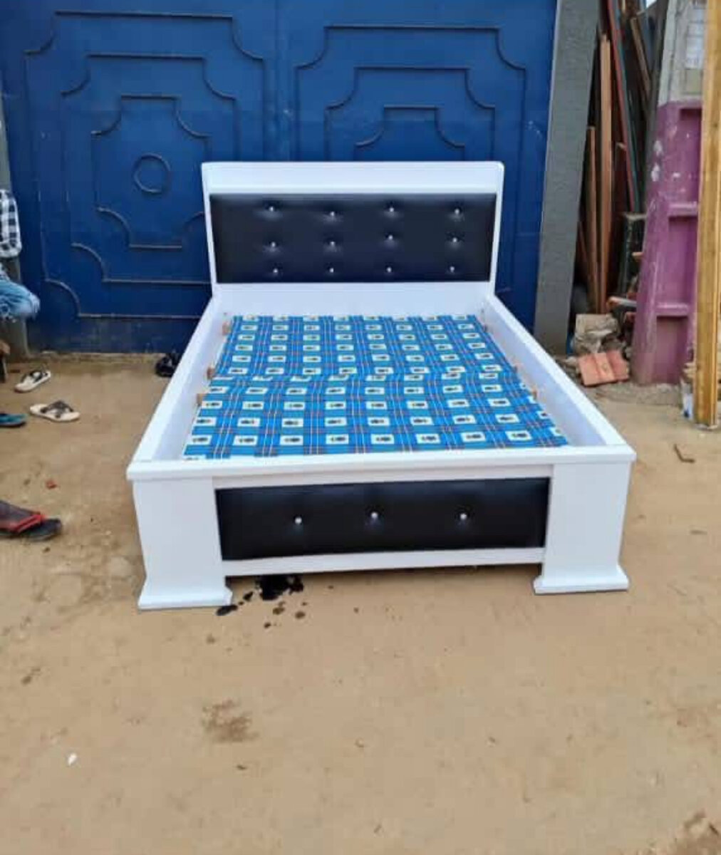 Lit moderne avec dossier rembourré