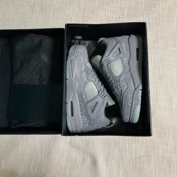 Jordan 4 kaws