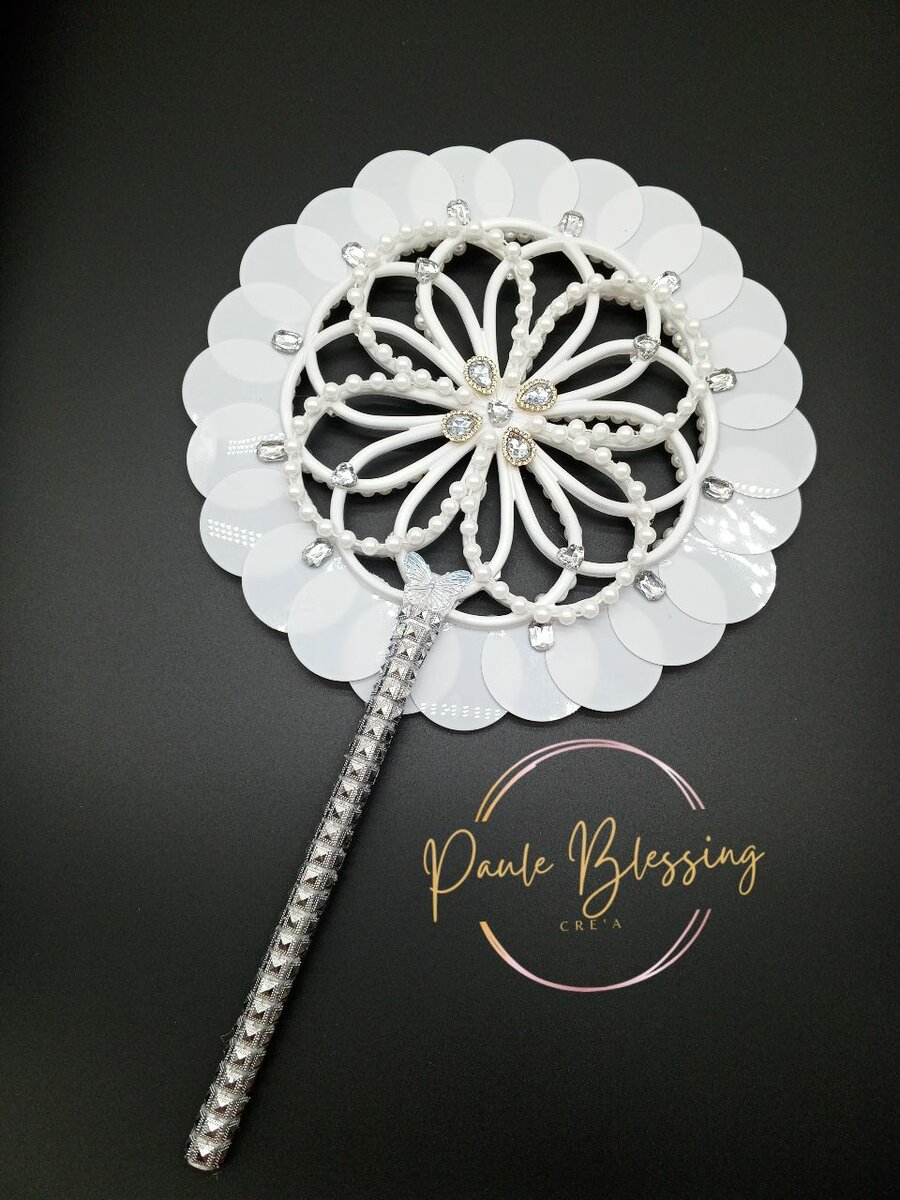 Éventail de cérémonie élégant