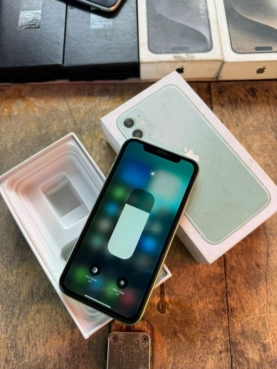 iPhone 11 64G tout passe propre 125,000