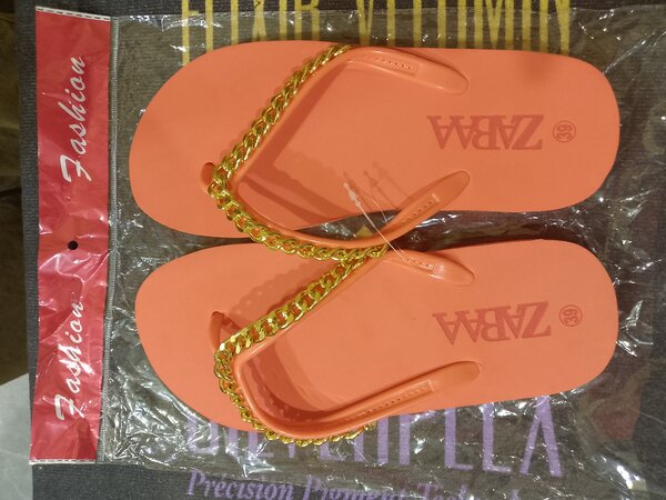 Tongs élégantes dorées