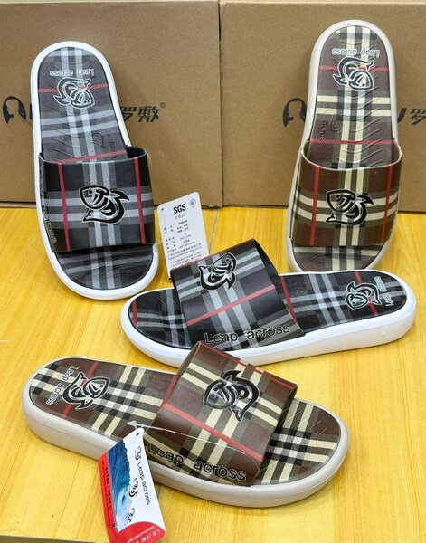 Sandales à carreaux élégantes