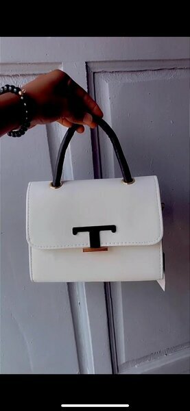 Sac à main blanc anse noire