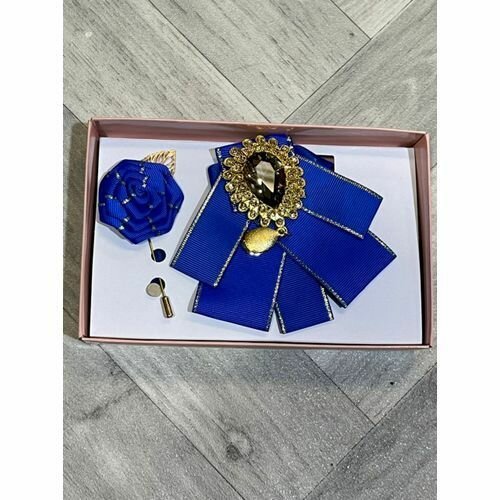 Broche élégante en ruban bleu