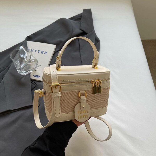 Sac carré stylé en cuir