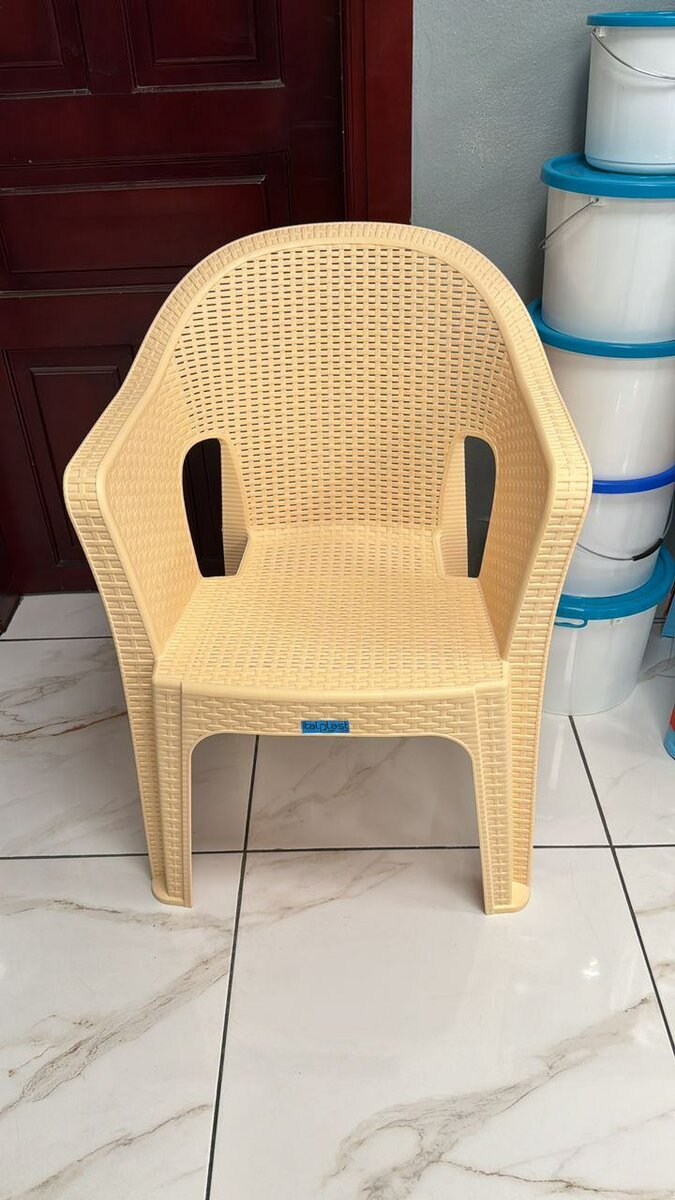 Chaises en plastique élégantes