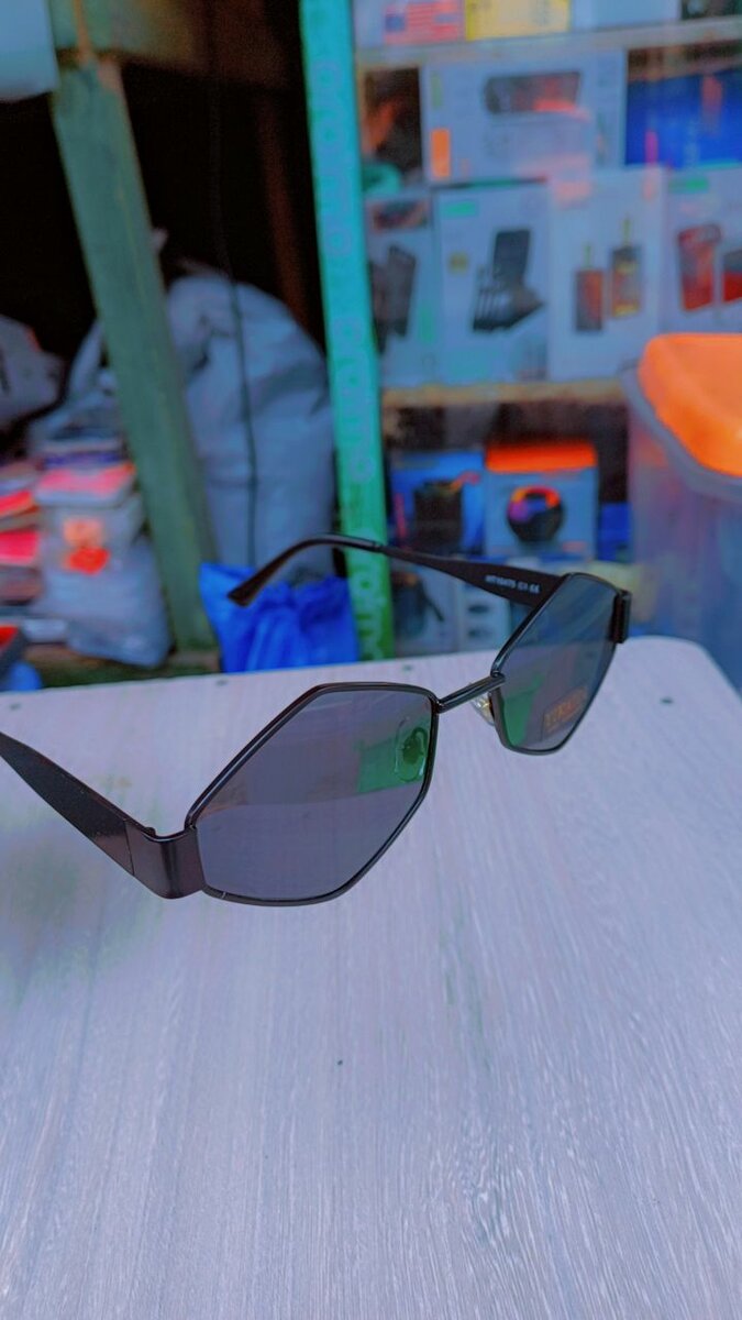 Lunettes de soleil géométriques