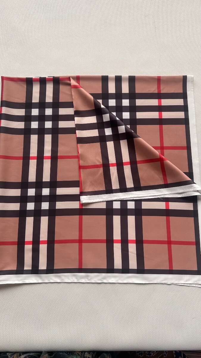 Платок шелковый , под бренд.