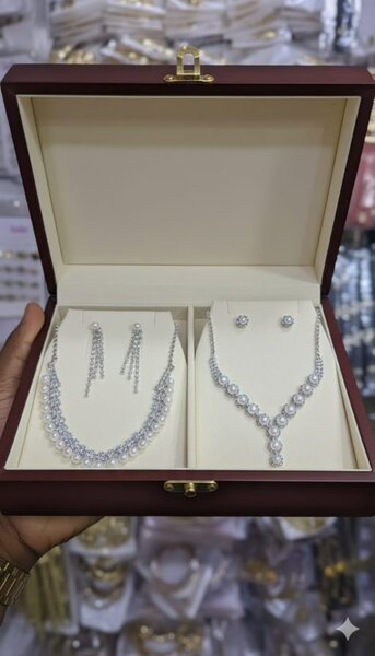 Ensemble collier et boucles d'oreilles