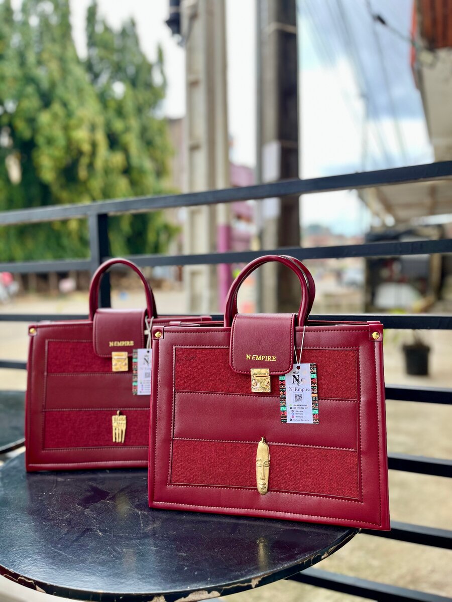 Sac à main en cuir rouge élégant