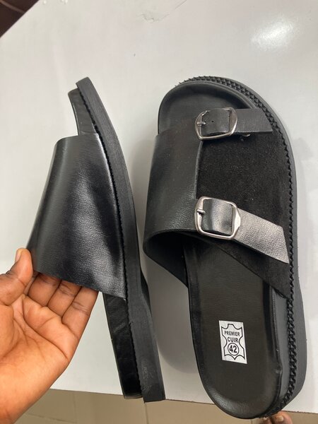 Claquettes en cuir noir pour hommes