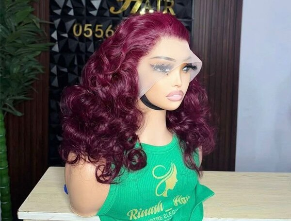 Perruque en dentelle bouclée