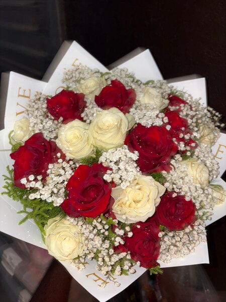 Bouquet de roses rouges et blanches
