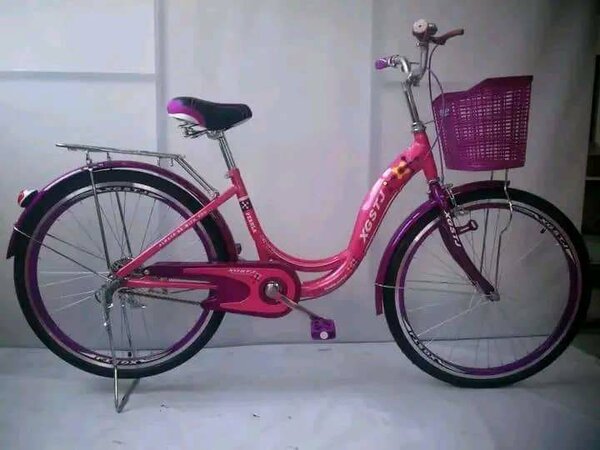 Vélo rose avec panier enfant