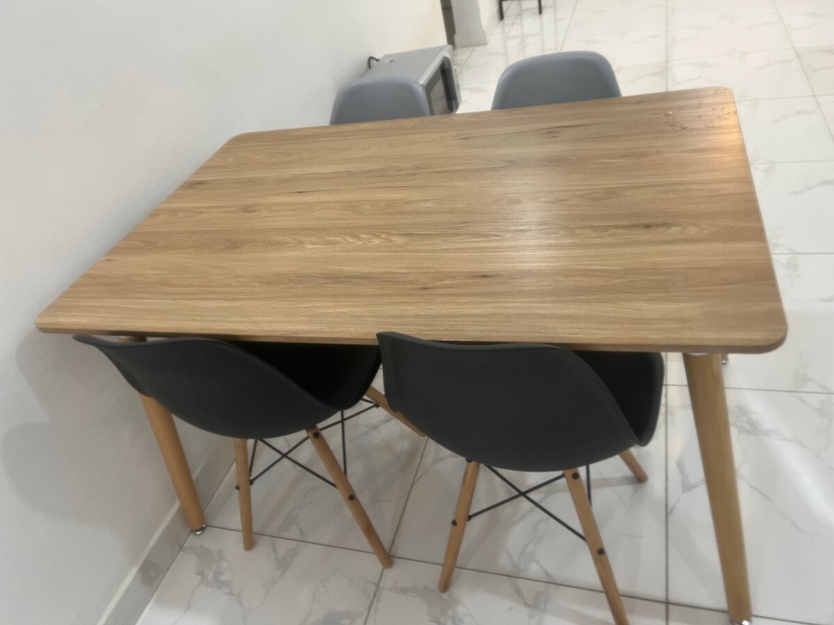 Table à manger moderne 4 places