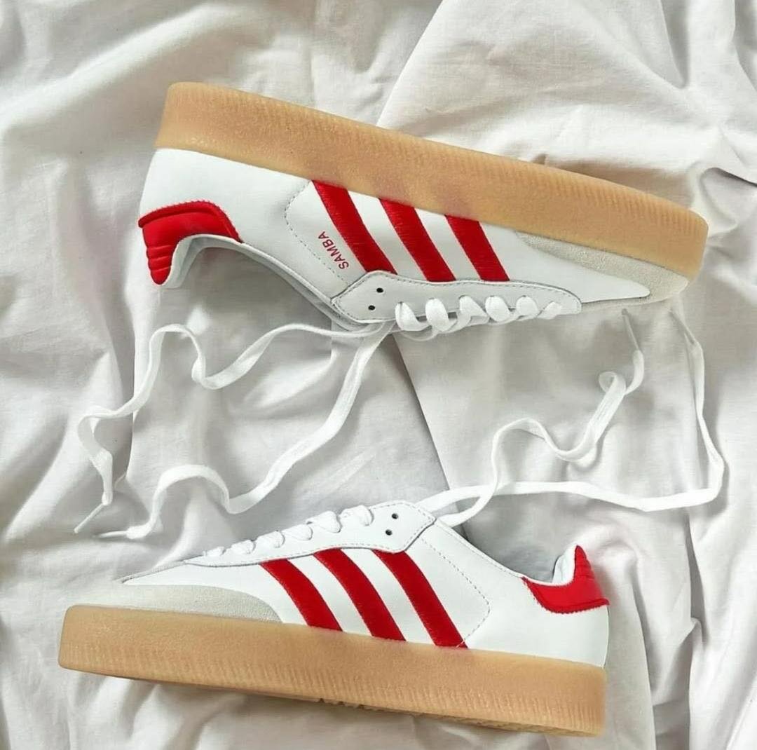 Baskets blanches à bandes rouges