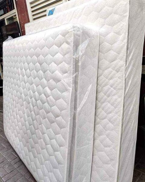 Matelas orthopédique en blanc