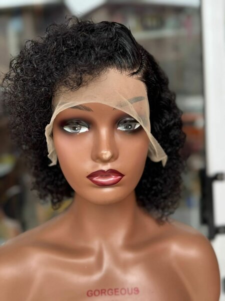 Perruque en dentelle bouclée