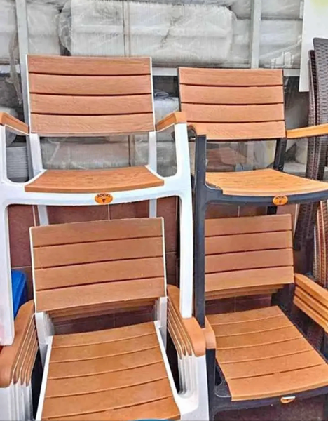 Chaises empilables extérieures