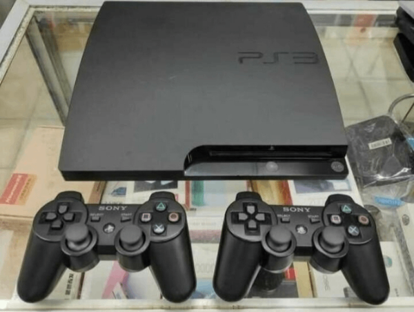 Console PlayStation 3 avec 2 manettes
