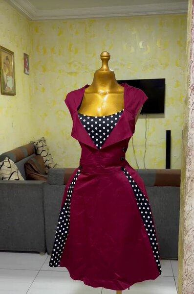 Robe élégante rouge à pois