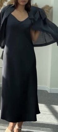 Очень красивый комплект: платье на регулируемых лямках, которое скрывает все недостатки благодаря материалу и выглядит дорого. Сверху идет рубашка из тонкого материала. Доступен в нескольких расцветках.