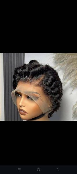 Perruque courte ondulée