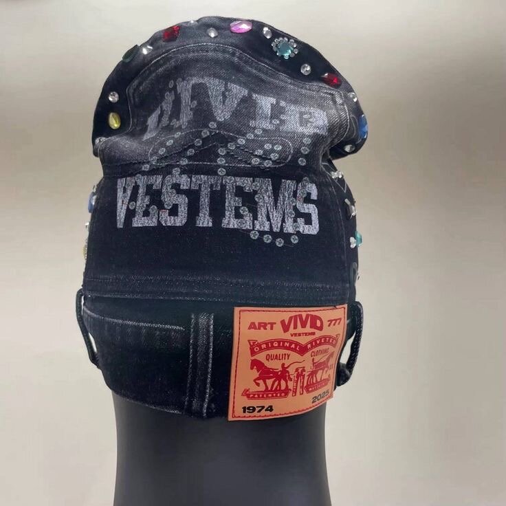 Bonnet en jean orné de strass