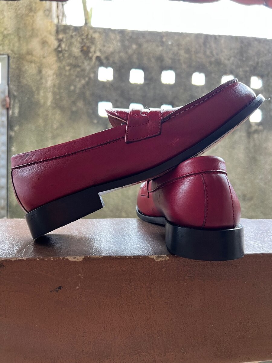 Mocassins en cuir rouges élégants