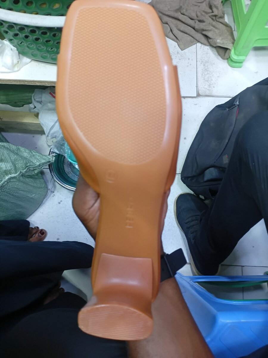 Sandales en cuir marron élégantes