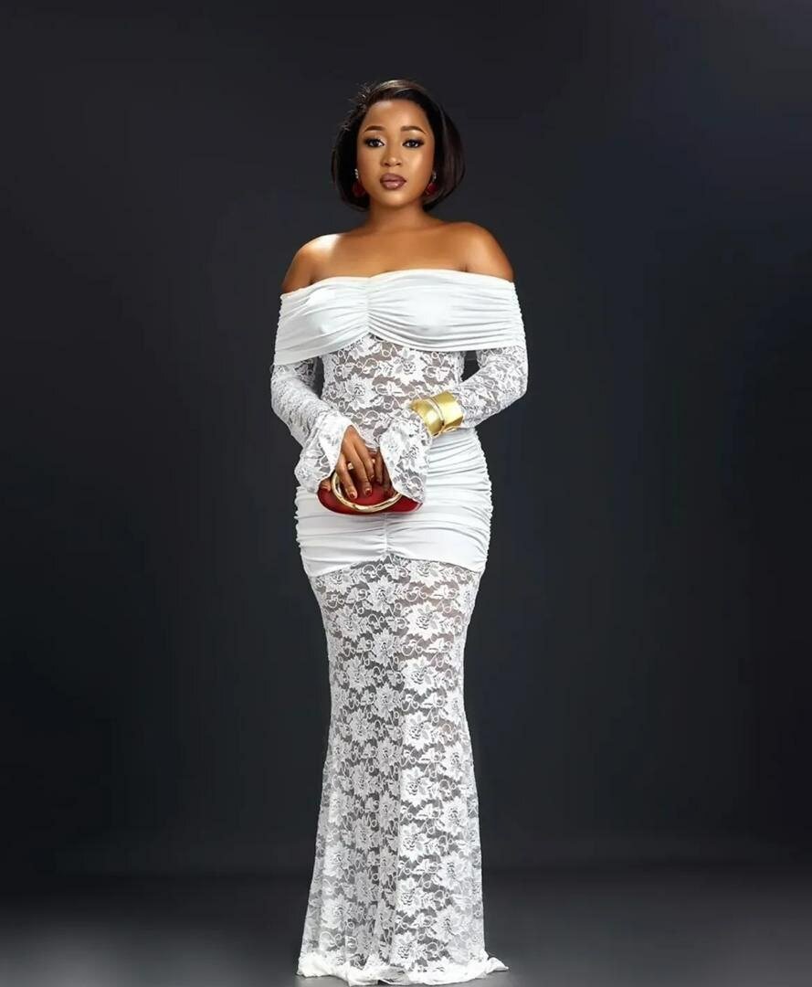 Robe longue transparente en dentelle