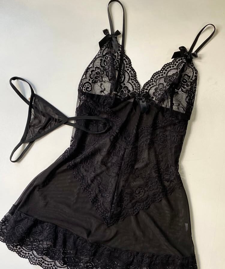 Ensemble lingerie dentelle noir et rose