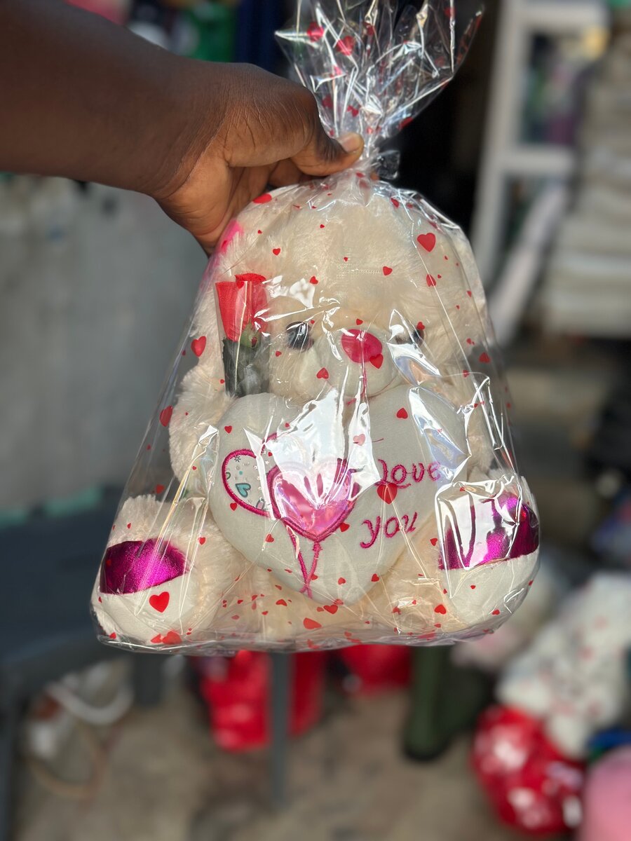 Peluche ours en peluche avec des coeurs