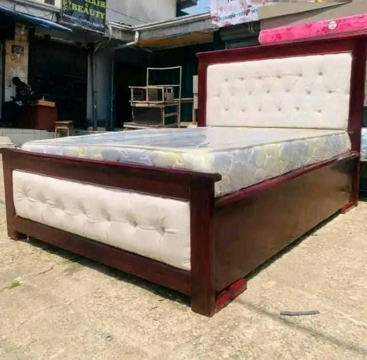 Lit en bois massif capitonné