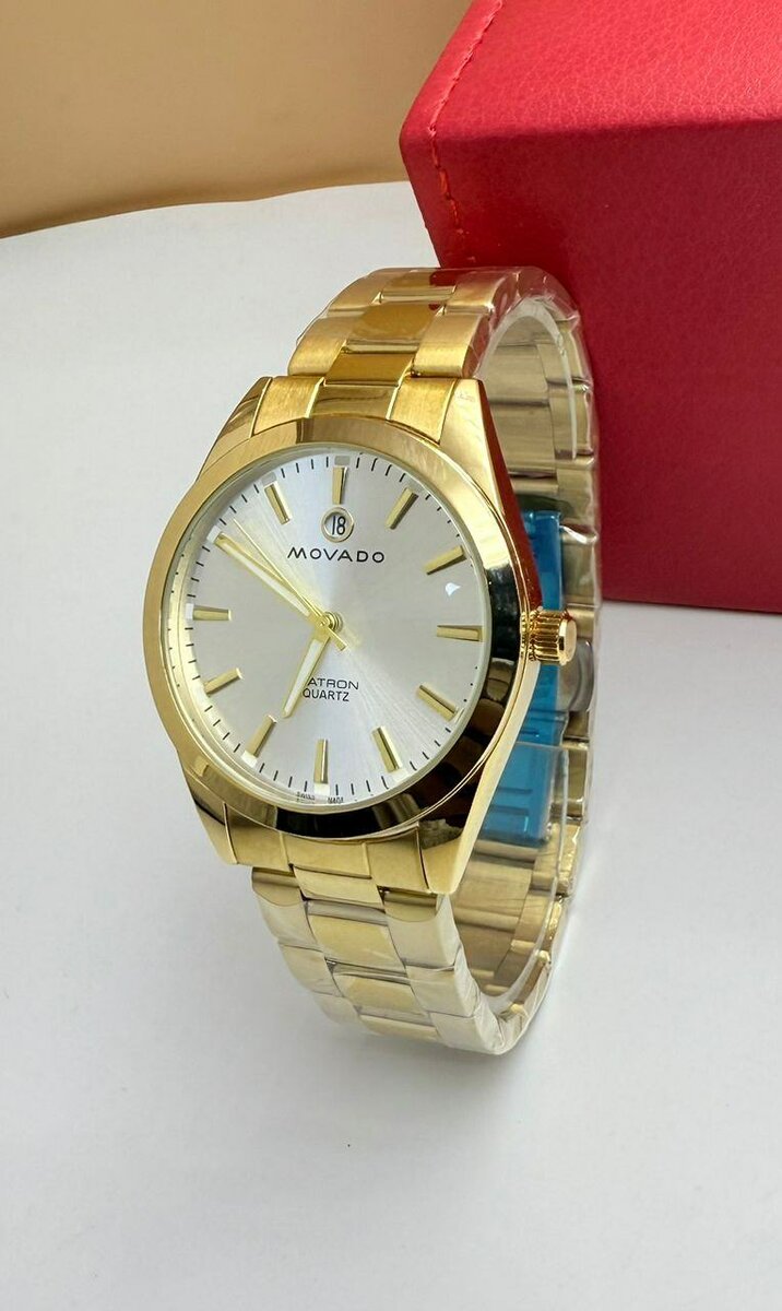 Montre dorée élégante quartz