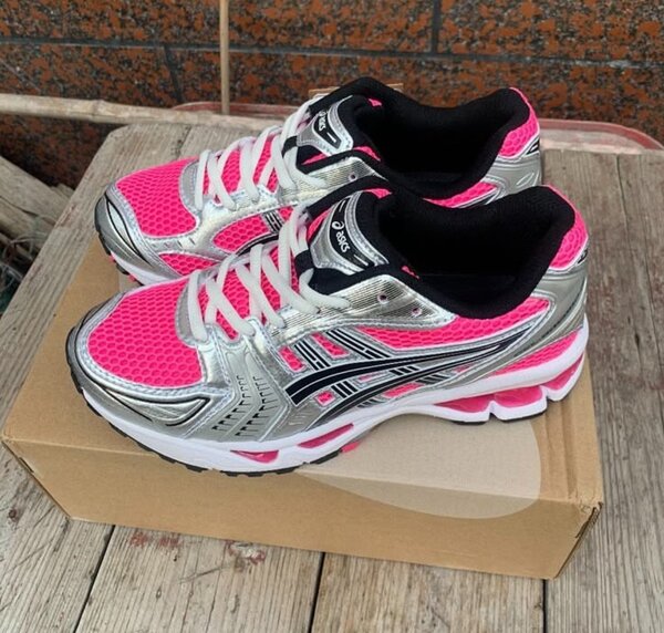 Baskets de running roses et argentées