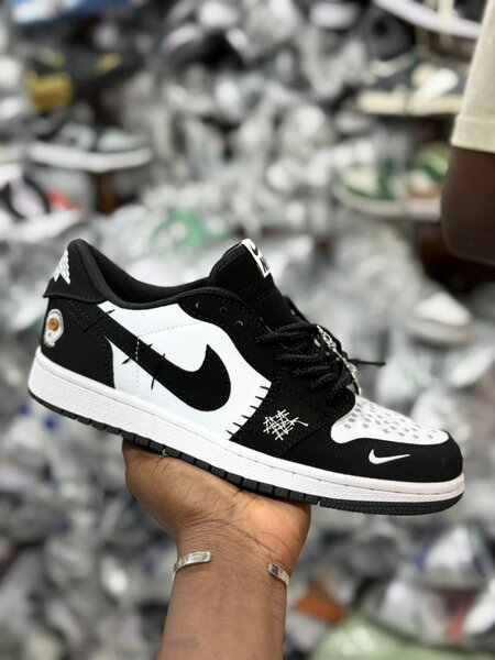 Chaussures Sneaker Noires et Blanches