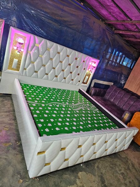 Lit moderne avec éclairage LED