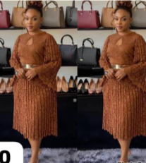 Robe jupe plissée en maille marron avec ceinture argentée