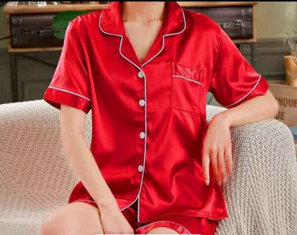 Pyjama en satin rouge avec chaussons