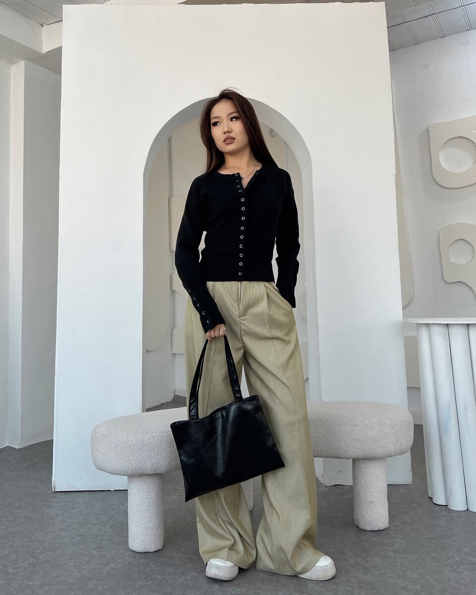 Классические светлые женские брюки