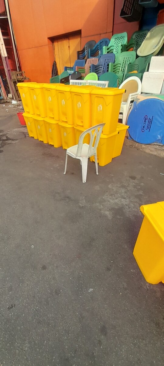 Chaises en plastique empilables