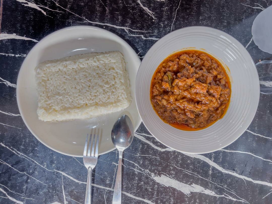 Plat de Riz avec Sauce Épicée