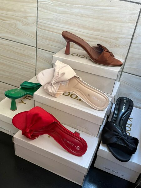 Sandales à talons avec nœud