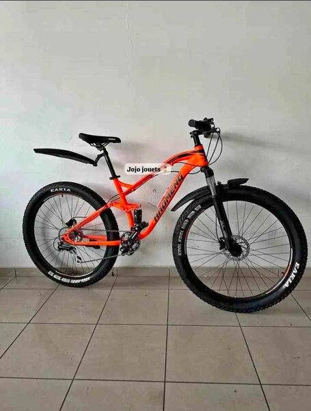 Vélo tout terrain orange VTT