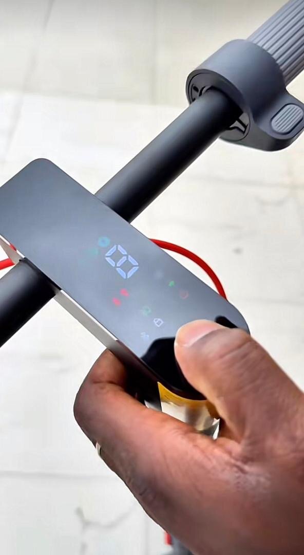 Ecran de commande pour trottinette électrique