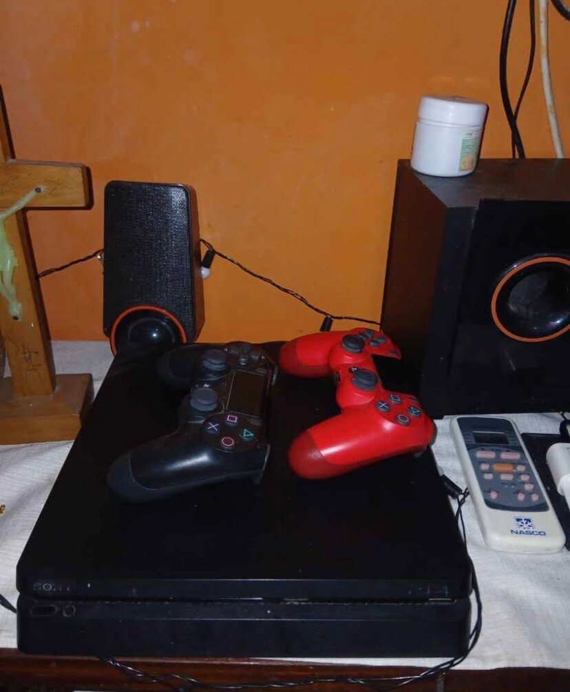 Console PlayStation 4 avec manette DualShock 4